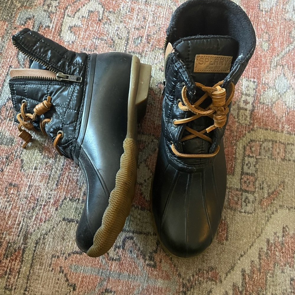 Sperry Women’s size 8.5 (closer to 7 US) Quilted Black/Navy Boots